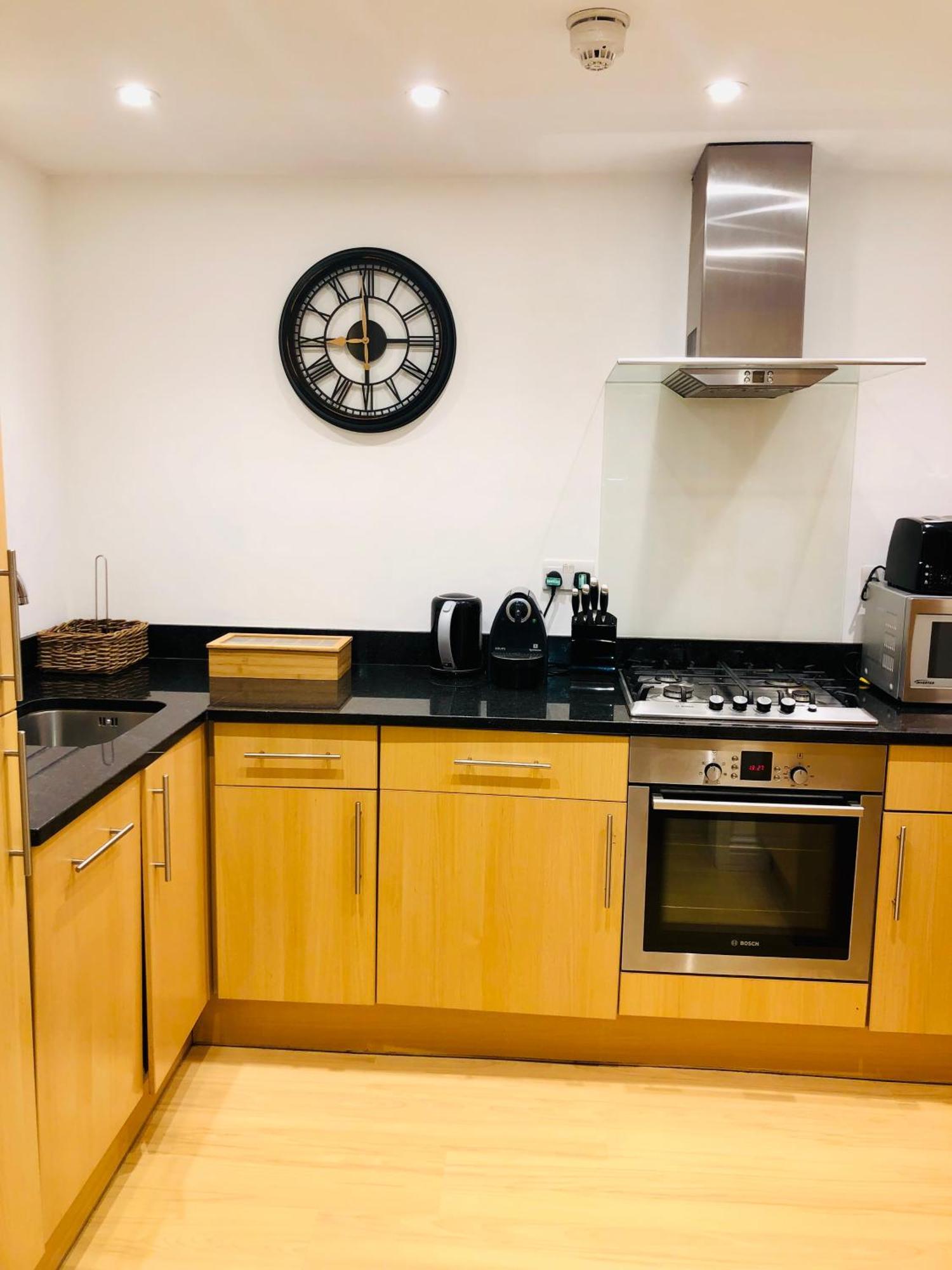 Superbly Located 2 Bedroom Luxury Apartment Бат Екстер'єр фото