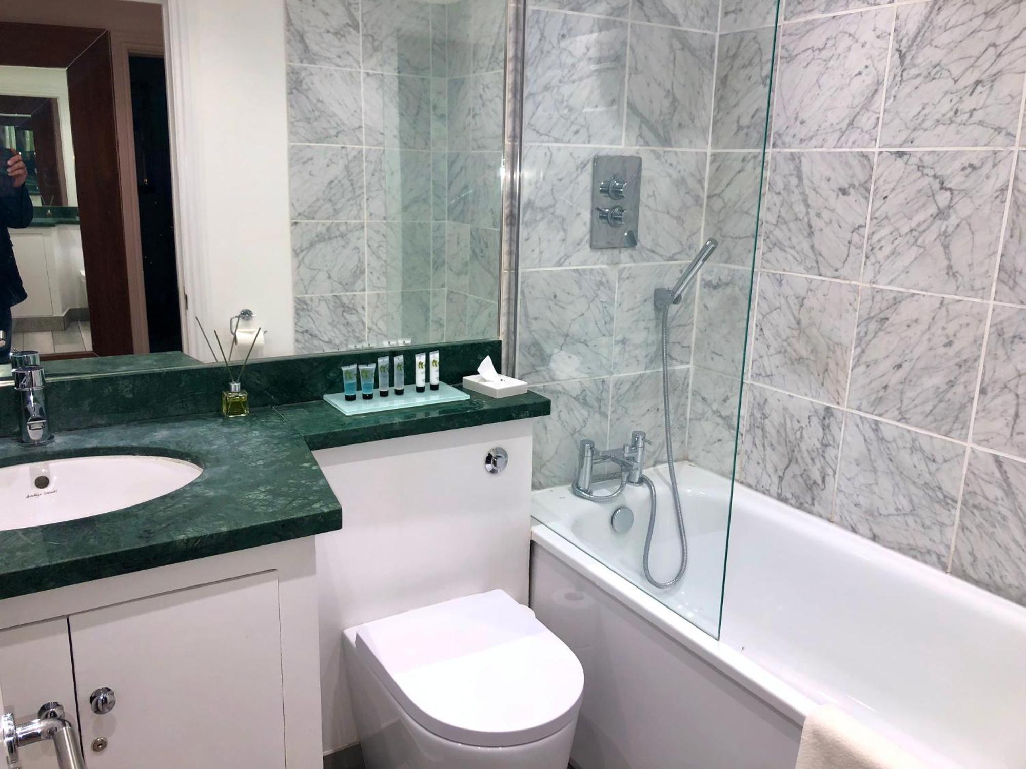 Superbly Located 2 Bedroom Luxury Apartment Бат Екстер'єр фото